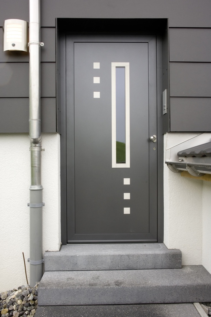 Moderne Aluminium-Haustuer von Metallbau Gontenbad AG